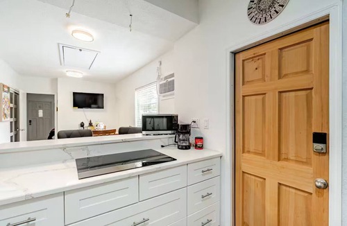 South Sarasota Apartment | Peaceful Sarasota Stay 10 Min to Siesta