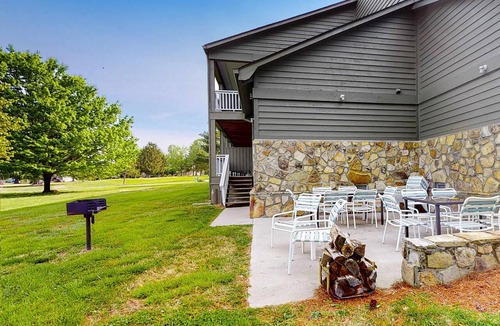 Baneberry Apartment | Peaceful Studio, Sleeps 4, Gym, Near Douglas Lake
