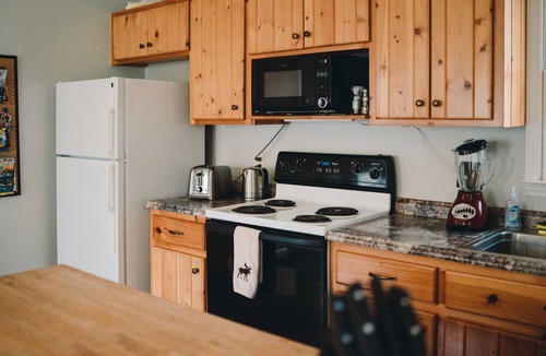 Fleetwood Cabin | ★ Peaceful View ★ Serene & Cozy ★ Creek ★ Fire-pit ★ Fireplace ★ WiFI ★