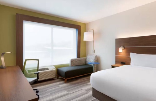 Roselawn Finance Hotel | Peaceful Weekend Haven with Free Parking for Exploring All of Cincinnati