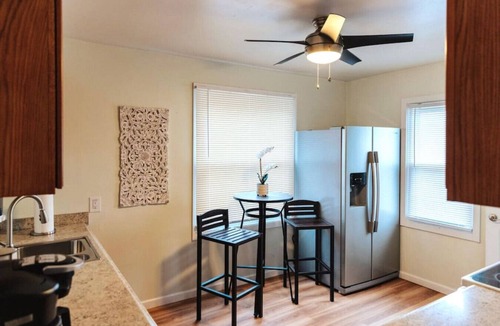 Clawson House | Peachtree/Royal Oak`s Sweet Spot/King Bed