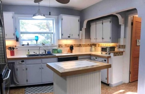 Carrabelle Cottage | Pearl of Carrabelle Dog friendly, close to restaurants, shops and beach.