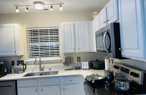 Greensboro House | Pearlitah: Luxe 3BR King Ensuite, 4 Beds, Semi-Gated Central location