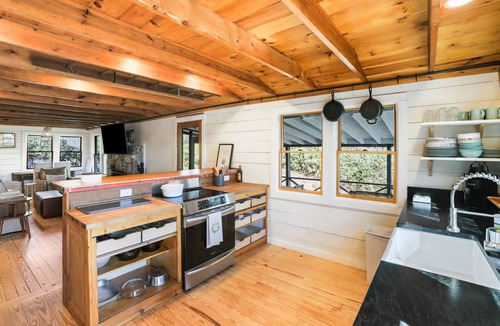 Cashiers Cabin | 🐻 Perched atop Sky Ranch Lane 🐻 Morning coffee with mountain views 🐻 Walk to Bucks Coffee & downtown Cashiers 🐻 Modern comforts, mountain pace 🐻 Nap on the screen-in porch swing 🐻 Cozy nights by the fire-pit 🐻 Trails and wate