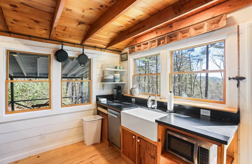 Cashiers Cabin | 🐻 Perched atop Sky Ranch Lane 🐻 Morning coffee with mountain views 🐻 Walk to Bucks Coffee & downtown Cashiers 🐻 Modern comforts, mountain pace 🐻 Nap on the screen-in porch swing 🐻 Cozy nights by the fire-pit 🐻 Trails and wate