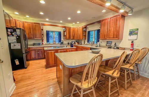 Oakland House | Perfect DCL Lake House: Fire Pit, Hot Tub, Dock and More!