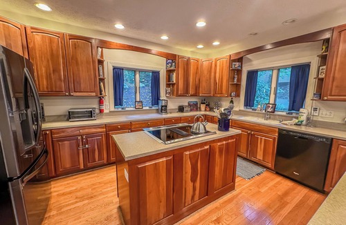 Oakland House | Perfect DCL Lake House: Fire Pit, Hot Tub, Dock and More!