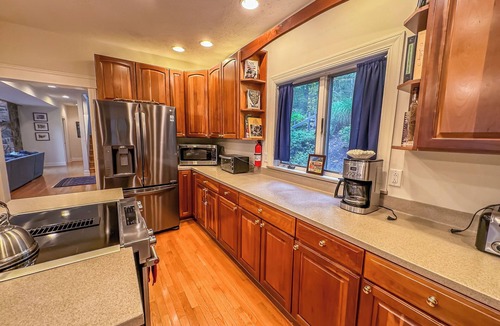 Oakland House | Perfect DCL Lake House: Fire Pit, Hot Tub, Dock and More!
