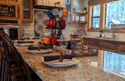 Broken Bow Cabin | Perfect for Family Gatherings 4 King Suites Heated Pool & Fire Pit