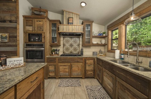 Broken Bow Cabin | Perfect for Family Gatherings 4 King Suites Heated Pool & Fire Pit