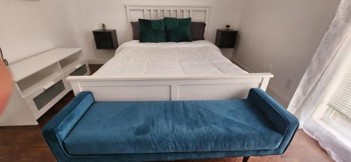 Tamarac House | Perfect Location! Queen Room Near Malls, Dining & Stores!
