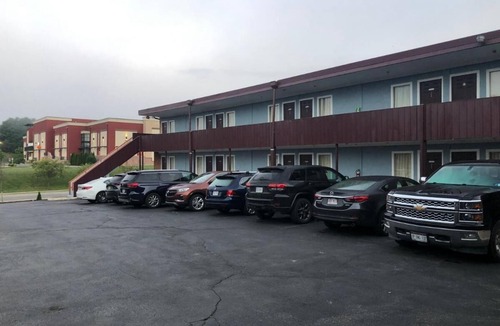 Grissom - Highland Hotel | Perfect Retreat Close to Virginia Tech Campus with Parking