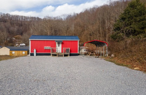 Northfork Cabin | Pet friendly 1-bedroom cabin in Crumpler minutes from HMT’s Indian Ridge