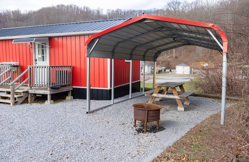 Northfork Cabin | Pet friendly 1-bedroom cabin in Crumpler minutes from HMT’s Indian Ridge