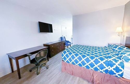 Madisonville Hotel | Pet-Friendly Budget Room Close for Outdoor Enthusiasts