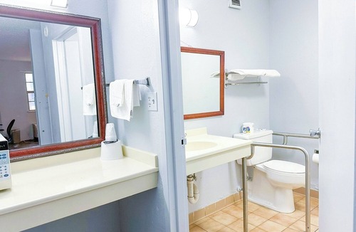 Madisonville Hotel | Pet-Friendly Budget Room Close for Outdoor Enthusiasts