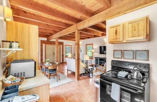 Cleveland House | Pet-Friendly Cabin in Marietta w/Porch Swings