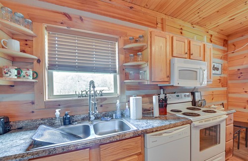 Beattyville Cabin | Pet-Friendly Cabin w/Hot Tub in Daniel Boone NF
