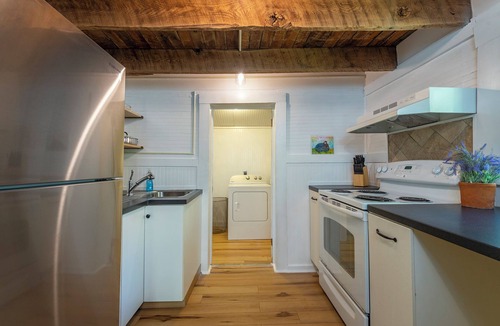 Mars Hill Cottage | Pet-Friendly Fenced Yard, Walk to MHU & Town, Save on Extended Stays