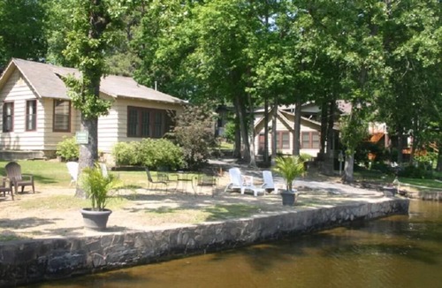 Mid America Cottage | Pet Friendly Large One Bedroom Cottage (#4) At The Water's Edge