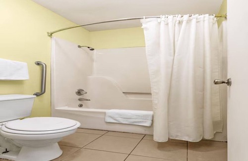 Orlinda Hotel | Pet-Friendly Rooms for Groups! | Free Parking | Minutes from Sumner Crest Winery
