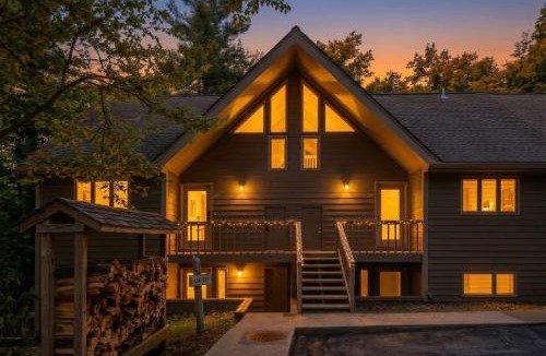 Wintergreen House | Pet-Friendly Retreat Walk to Slopes & Village