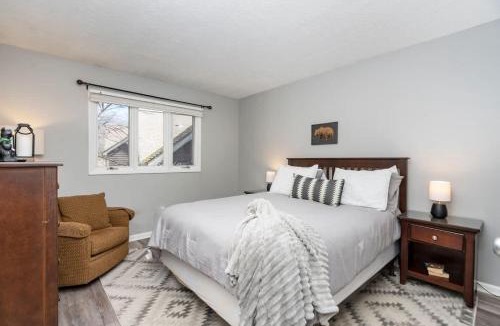 Wintergreen House | Pet-Friendly Retreat Walk to Slopes & Village