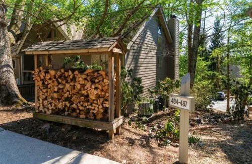 Wintergreen House | Pet-Friendly Retreat Walk to Slopes & Village