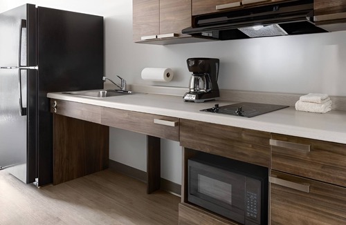 Ashwaubenon Hotel | Pet-Friendly Room w/Kitchen + Blackout Curtains – Ideal for Restful Stays