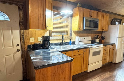 Buchtel Cabin | Pet Friendly Rustic Cabin near Hocking Hills in Nelsonville Ohio Unique Stay