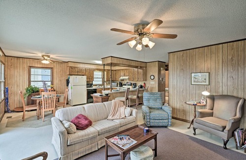 Holden Beach Cottage | Pet-friendly Second Row House Steps to Beach!
