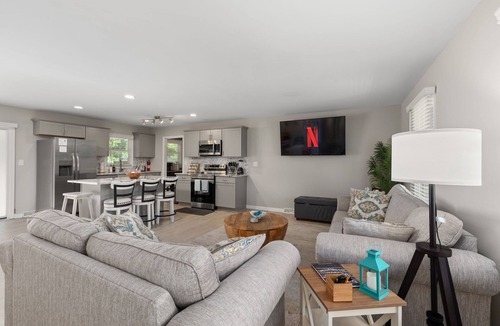 Smithfield House | Pet Friendly sleeps 10 Fenced Yard Garage Studio