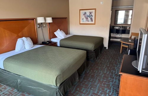 Harriman Hotel | Pet-Friendly Stay Near I-40 w/Free Parking & Breakfast - 3 Group-Friendly Rooms