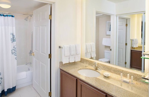 Livonia Hotel | Pet-Friendly Stay with Great Kitchen - Close to Malls & Downtown Northville