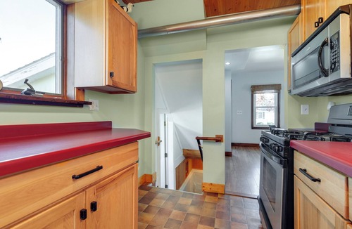 Two Rivers Cottage | Pet Friendly! Steps to Beach - ‘Lakeview Cottage’