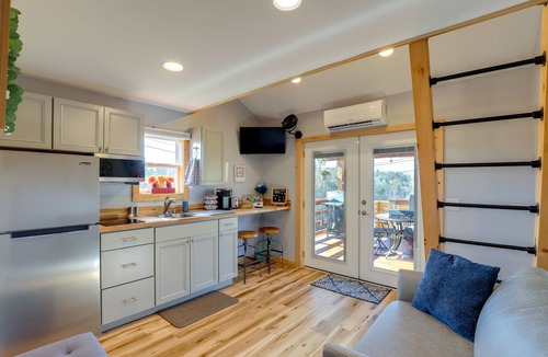 Marshall Apartment | Pet-Friendly Studio w/Hot Tub & Views in Marshall