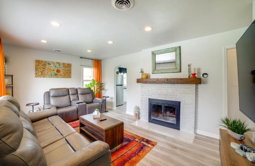 La Porte House | Pet Friendly w/Yard! Modern La Porte Home By Dtwn