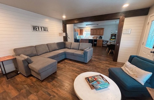 Cleveland Cabin | Pet Friendly with Views, Firepit & Foosball Table! NFL Sunday Ticket & Redzone!