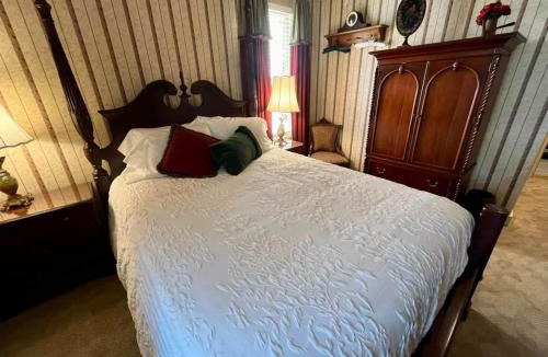 Jonesborough House | Peter Miller's Room The Historic Eureka Inn and Event Center