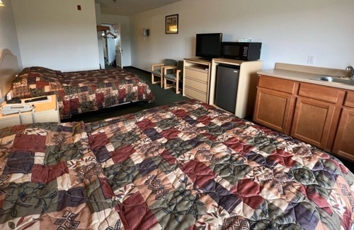 Red Bud Apartment | Petite Double Queen Suite with Free Parking!