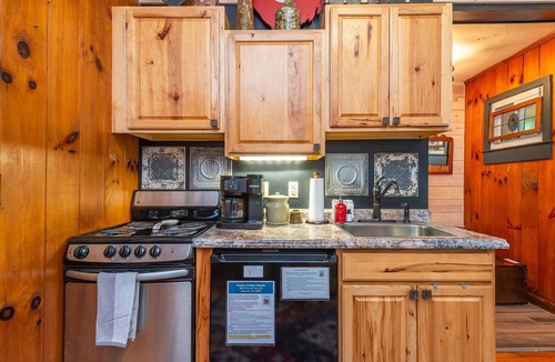 Skyland Cottage | Petite Retreat | Romantic, Hot Tub, Pet Friendly + 15 min. to Downtown AVL!