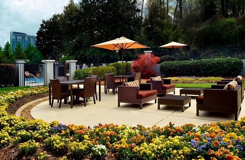 Home Park Hotel | Pets are Allowed Here! 3 Modern Units, Seasonal Outdoor Pool!