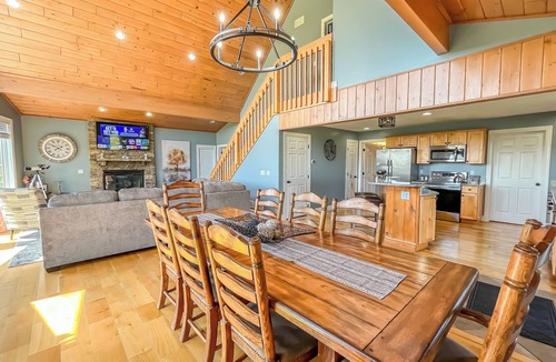 Waterfront Greens House | Pets welcome! Free golf + lake access! Pickle Ball