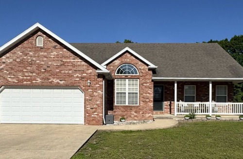 St. Robert House | Phenomenal 5-bedroom house with AC in Saint Robert, 10 minutes from FLW