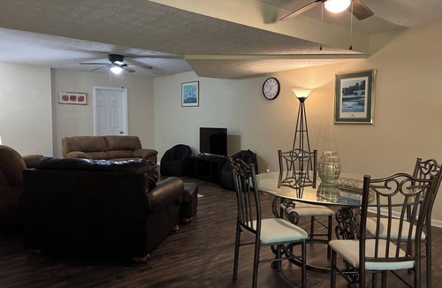 St. Robert House | Phenomenal 5-bedroom house with AC in Saint Robert, 10 minutes from FLW