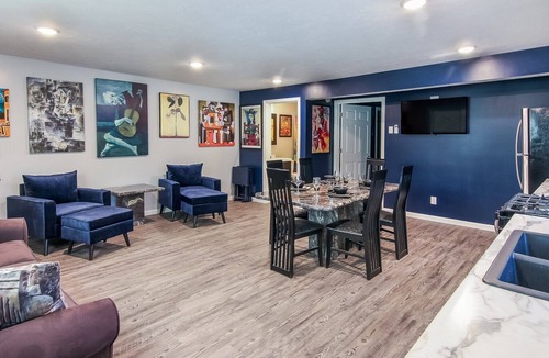 Interlochen Condo | Picasso Place Sleeps 4 Fully Stocked Kitchen, Unique Art, Traverse City, WI-FI