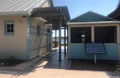 Braden River Cabin | Picturesque Vintage Cabin with Lake Views in Florida