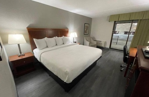 La Porte Hotel | Pine Lake Resort and Banquets