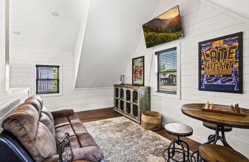 Sevierville House | Pine Ridge Retreat w Hot Tub Grill Games More