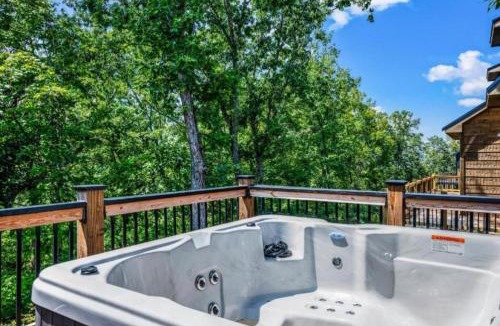 Sevierville House | Pine Ridge Retreat w Hot Tub Grill Games More